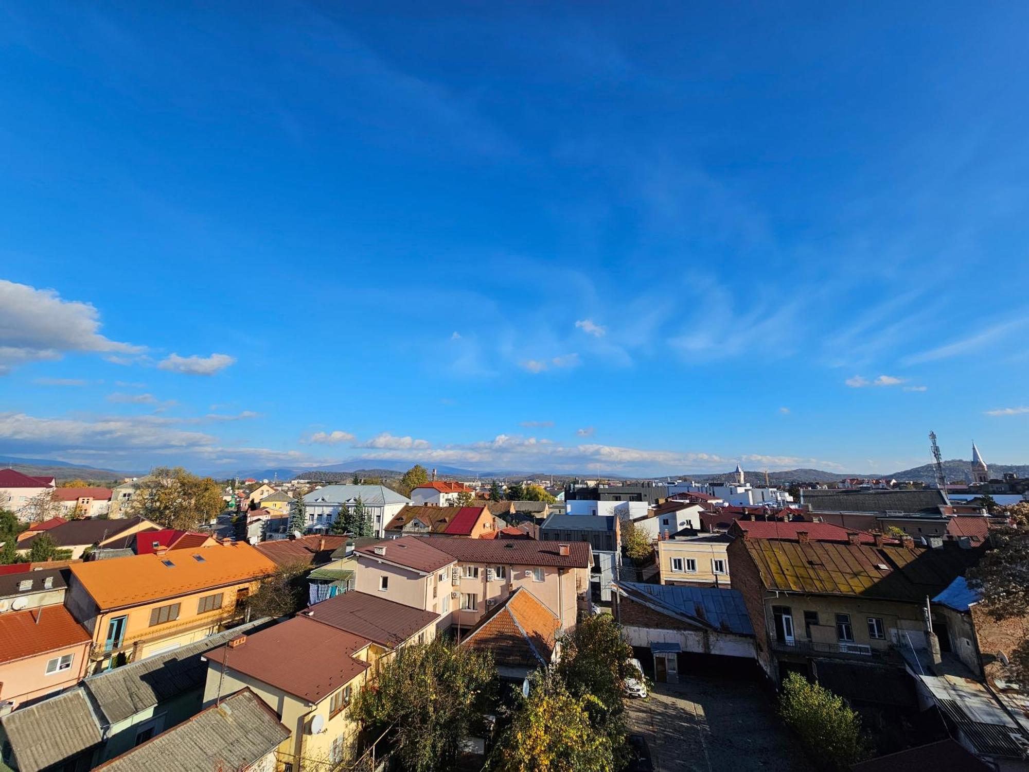 Black Room Apartment Mukacheve Bagian luar foto