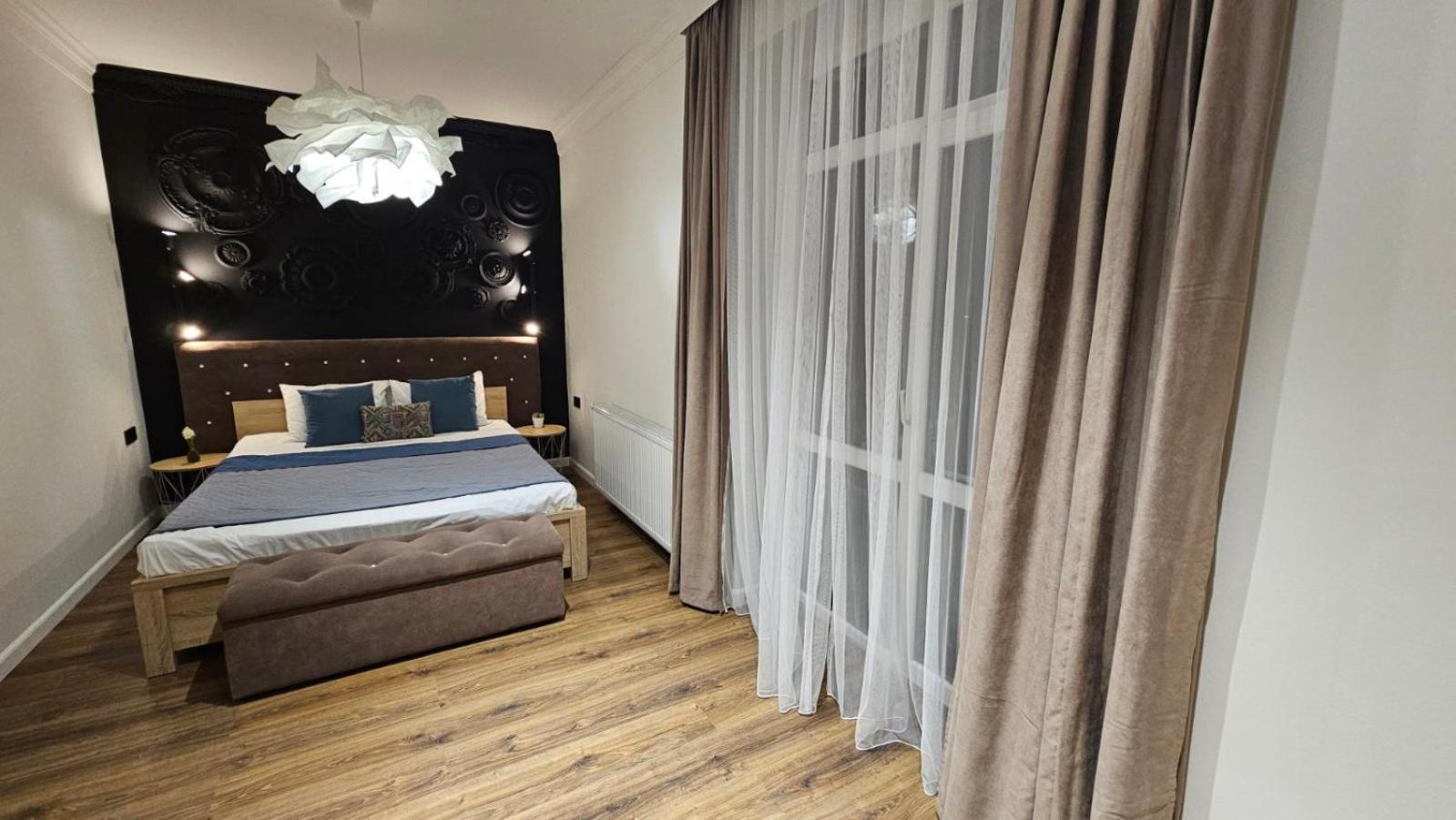 Black Room Apartment Mukacheve Bagian luar foto