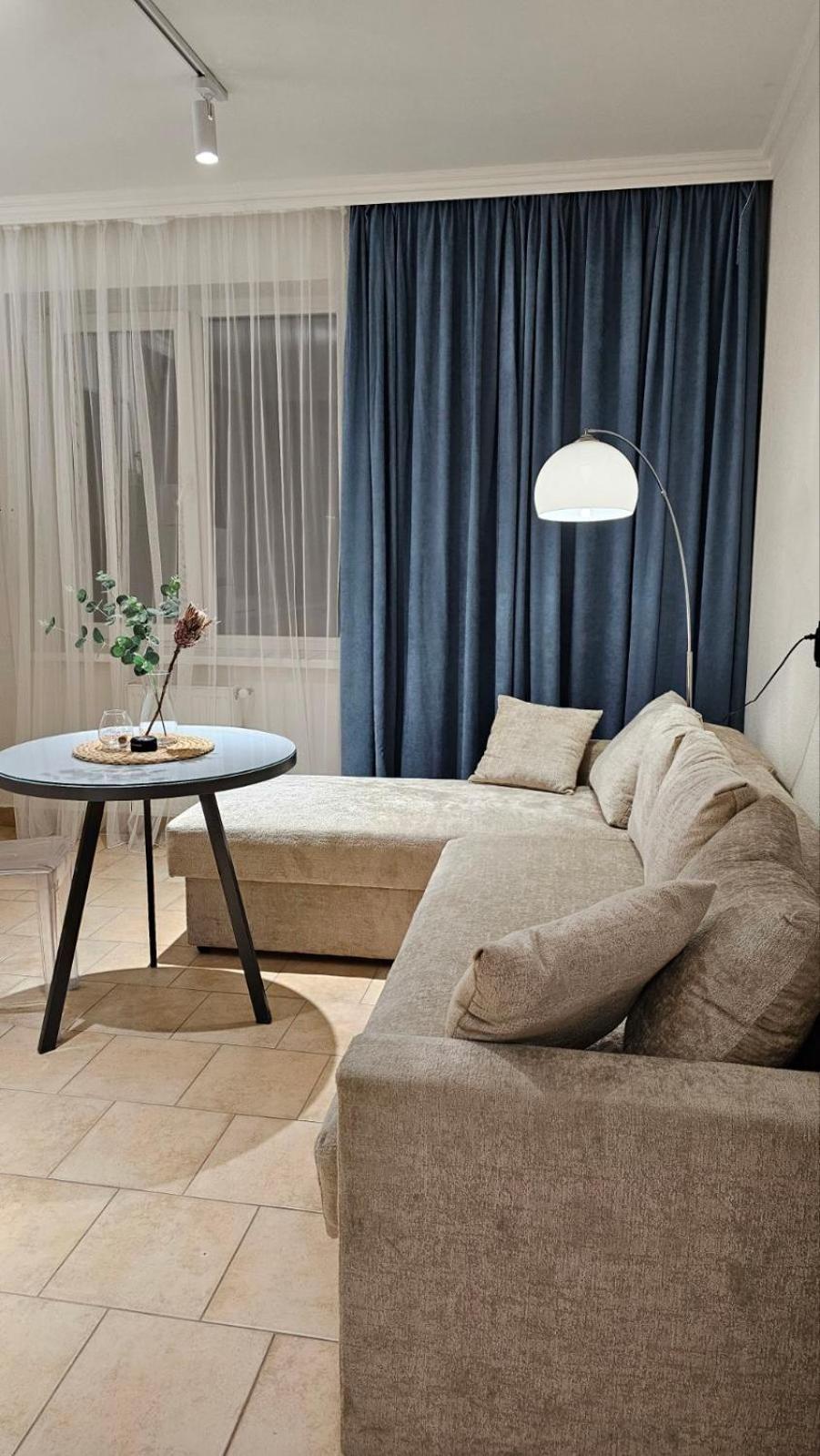 Black Room Apartment Mukacheve Bagian luar foto
