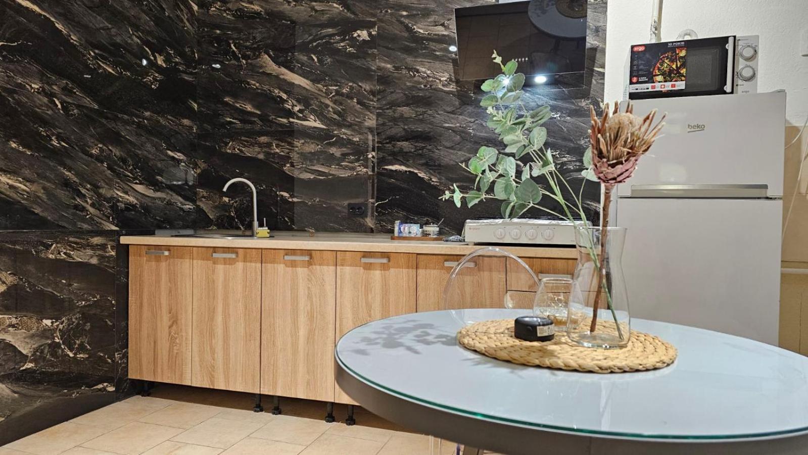 Black Room Apartment Mukacheve Bagian luar foto