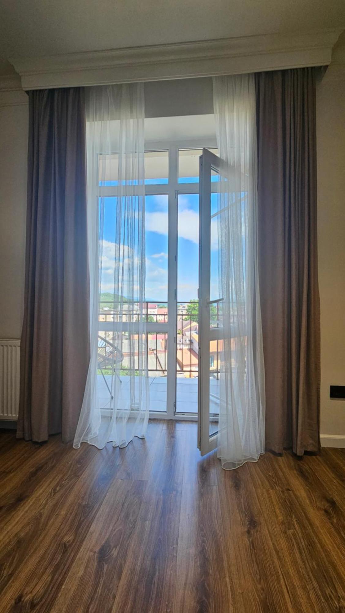 Black Room Apartment Mukacheve Bagian luar foto