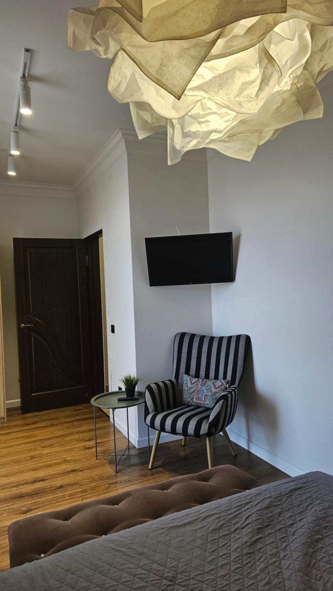 Black Room Apartment Mukacheve Bagian luar foto